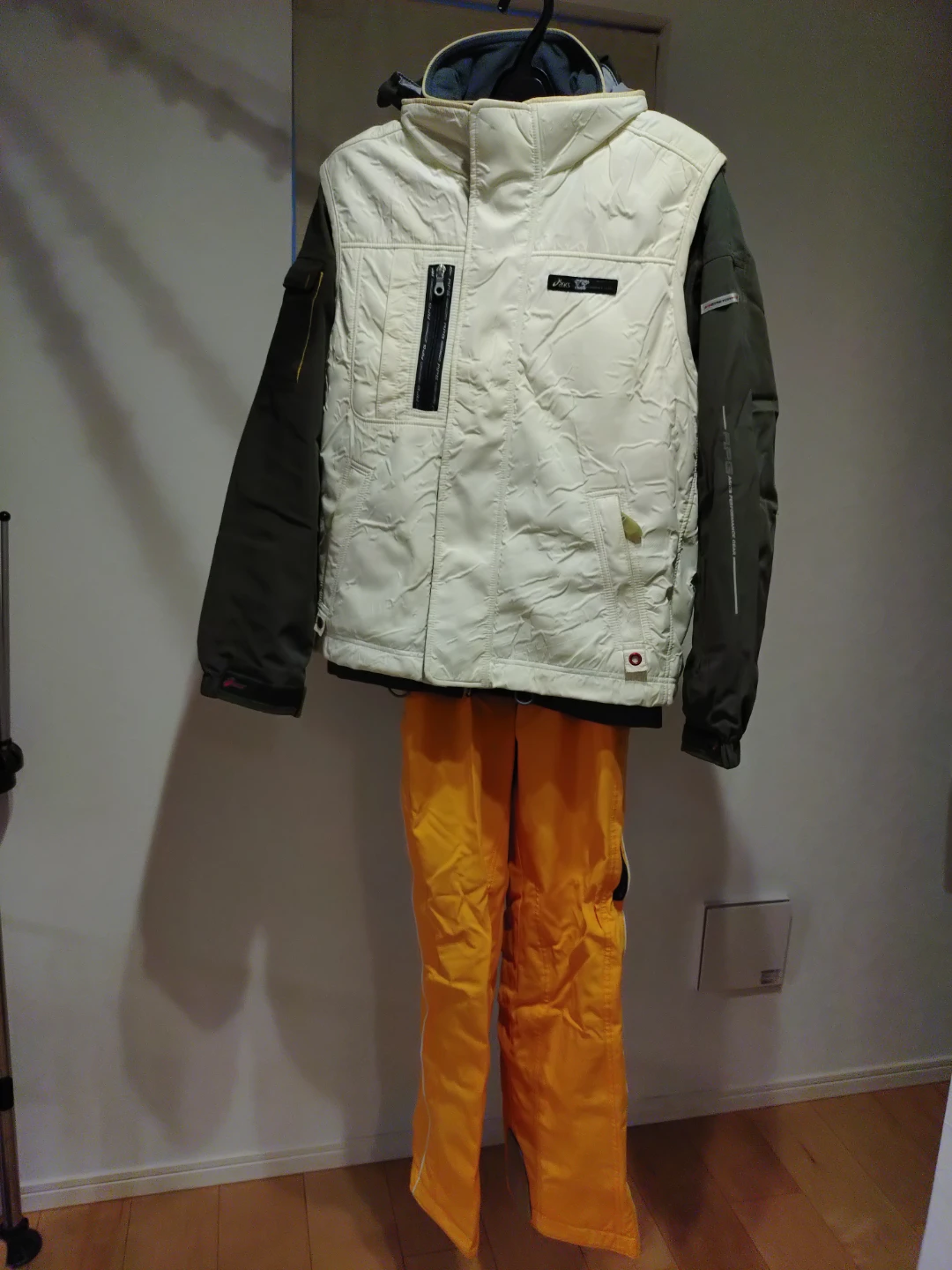 ①アシックス スキーウェア 上下セット メンズMサイズ カーキ×イエロー