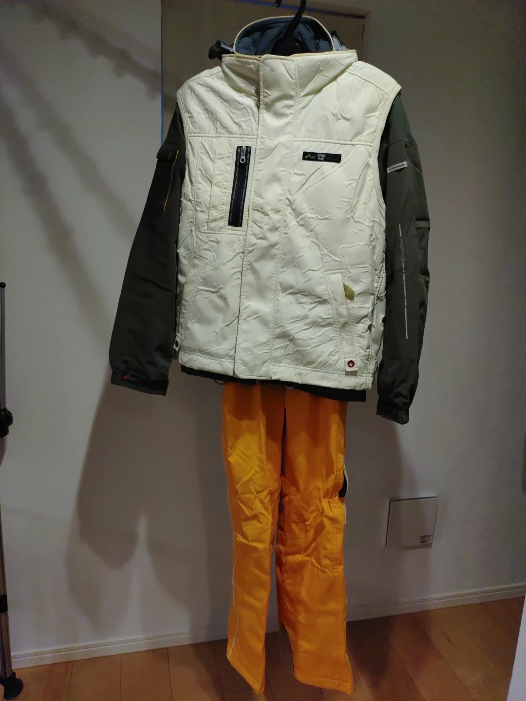 ①アシックス スキーウェア 上下セット メンズMサイズ カーキ×イエロー