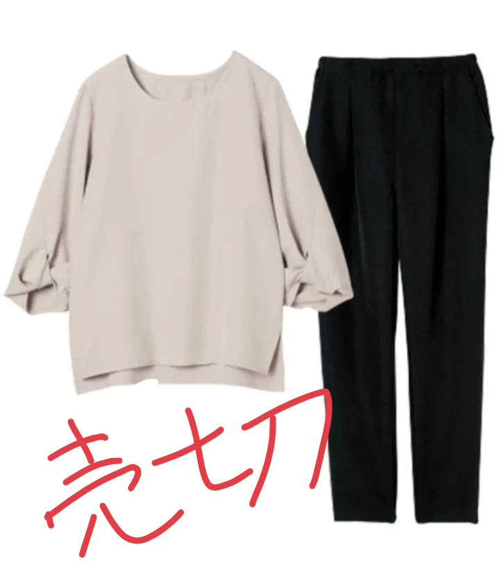 ベージュ ブラウス＆ブラック パンツ セットアップ