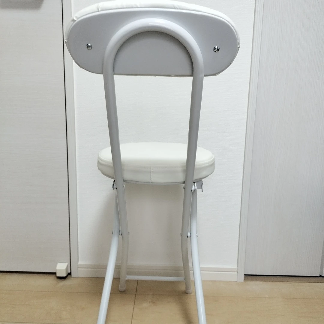 真っ白な折りたたみチェア　2台買うと更にお得。の写真3枚目
