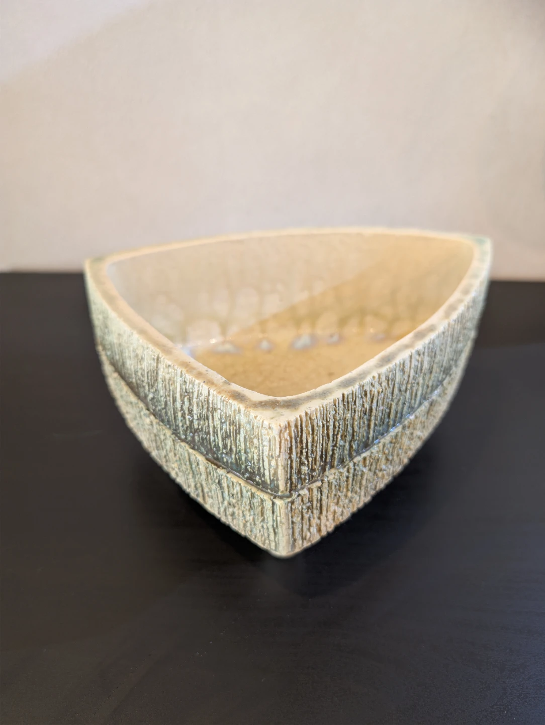 【味わい深い陶器】三角形の三つ足花器 フラワーベース（21×16.5×高12cm）の写真2枚目