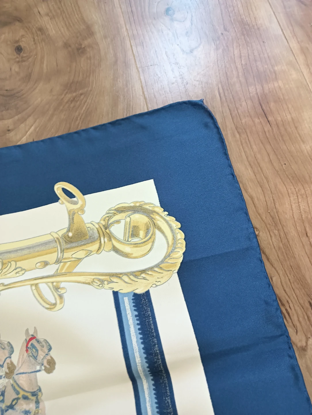 美品。HERMES エルメス カレ90 EQUIPAGES 大判スカーフの写真8枚目