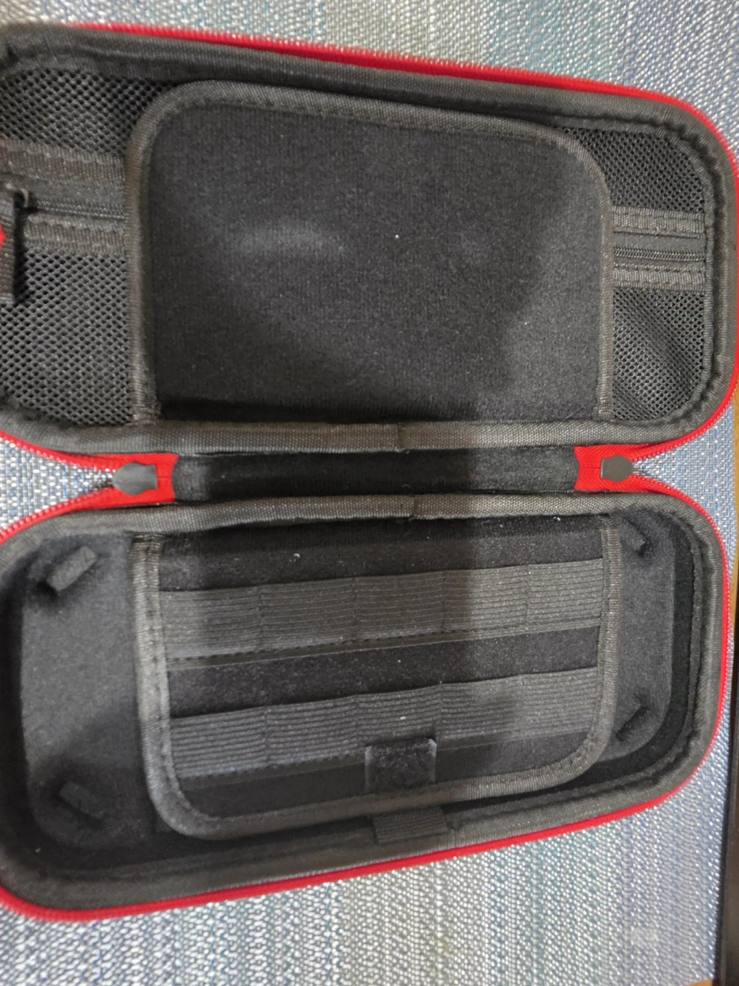 Nintendo Switch キャリングケース ブラック レッドの写真2枚目