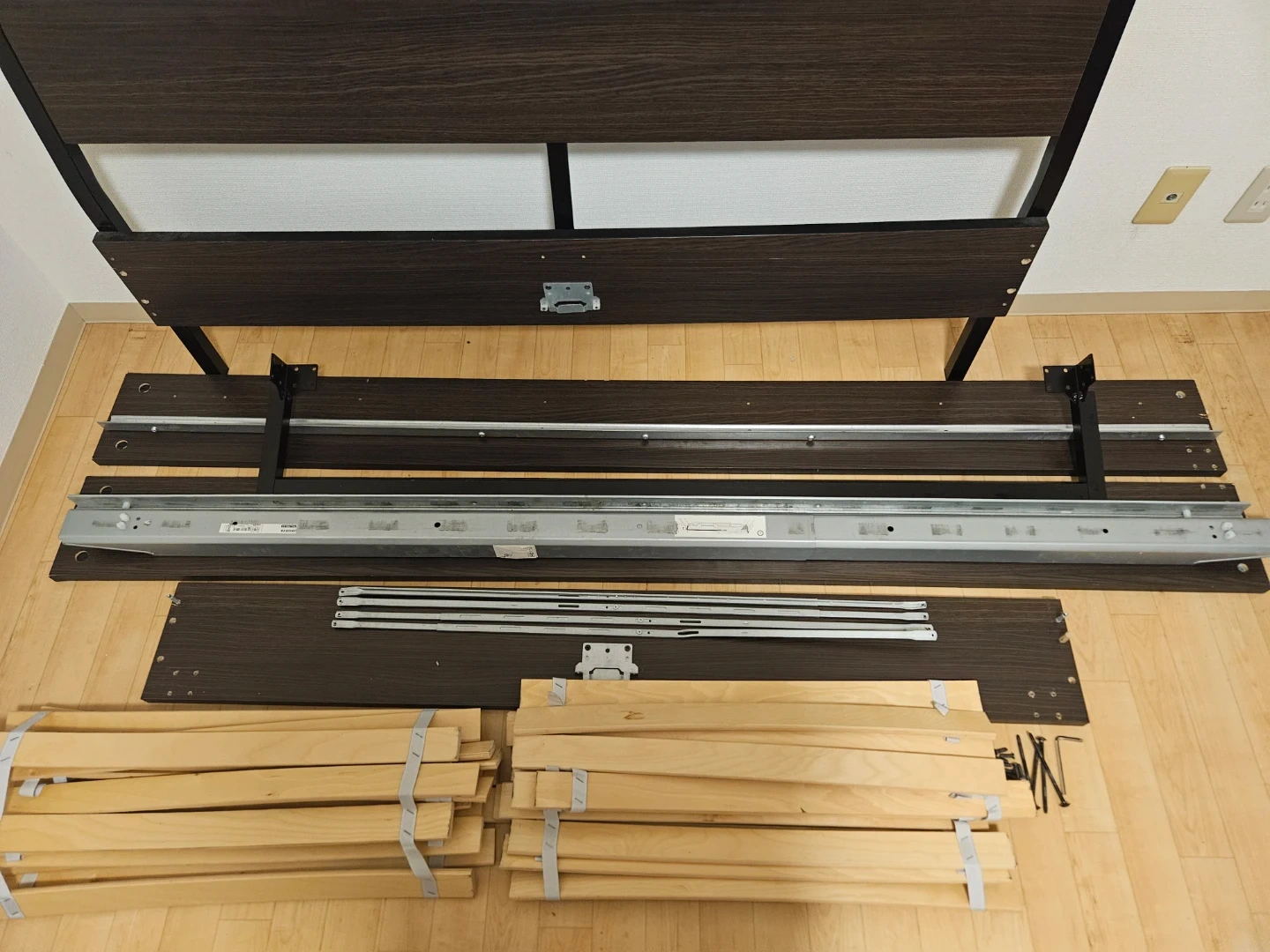 【引取限定】イケア IKEA Trysil ダブルベッドフレーム ダークブラウンの写真5枚目