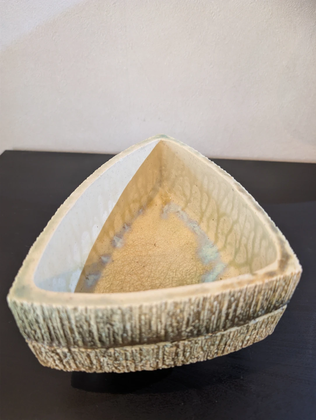 【味わい深い陶器】三角形の三つ足花器 フラワーベース(21×16.5×高12cm)の写真4枚目
