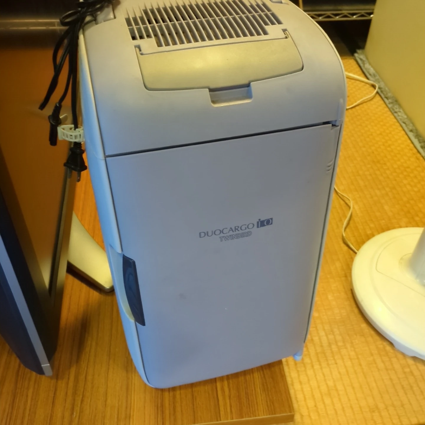 ツインバード 2電源式ポータブル電子冷温ボックス HR-D202
