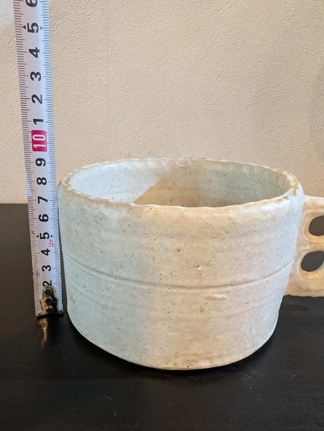 【手びねり】白釉 陶器の花器 / 生け花用 ミニフラワーベース（水漏れなし・取っ手欠けあり）の写真5枚目