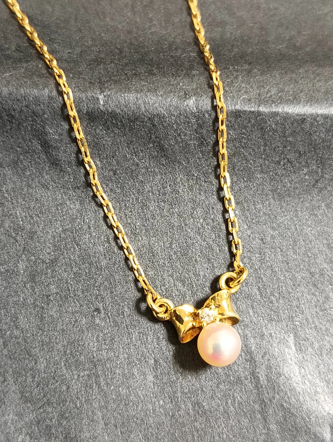 美品。TASAKI 4mm アコヤベビー真珠&ダイヤ K18金YGペンダント&チェーン ネックレスの写真5枚目