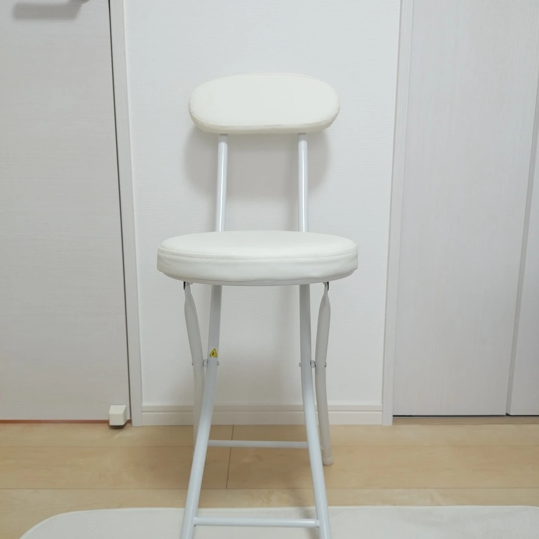 真っ白な折りたたみチェア　2台買うと更にお得。の写真2枚目