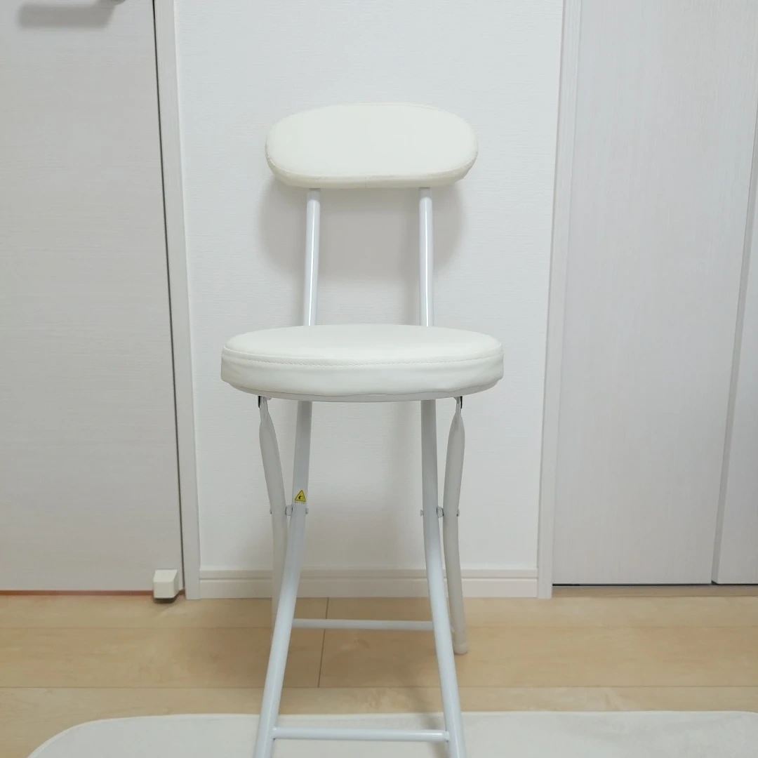 真っ白な折りたたみチェア 2台買うと更にお得。の写真2枚目