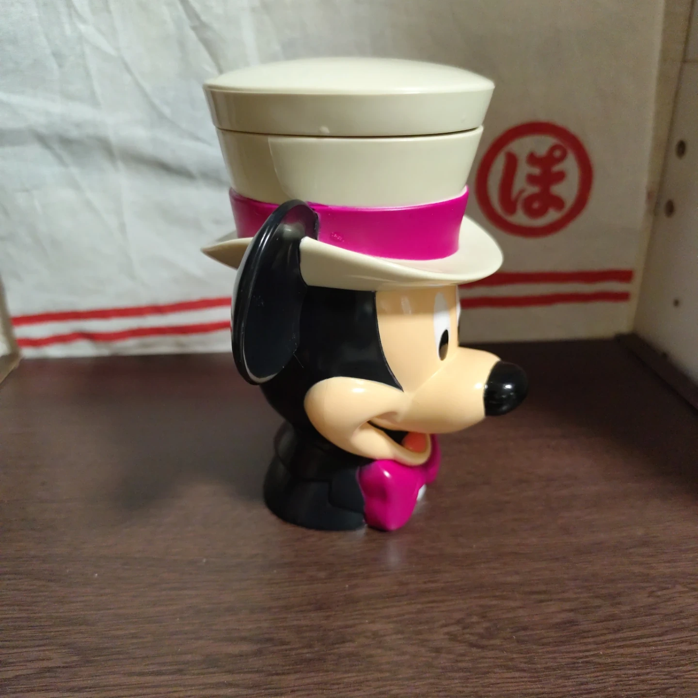 ミッキーマウスの顔型プラスチックカップ(蓋付き)の写真3枚目