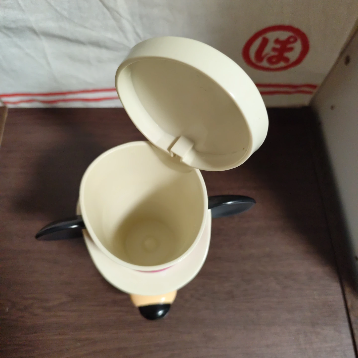 ミッキーマウスの顔型プラスチックカップ（蓋付き）の写真4枚目
