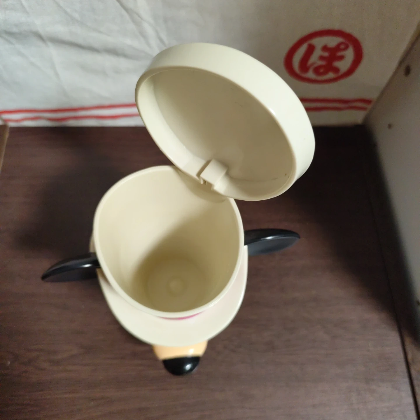ミッキーマウスの顔型プラスチックカップ(蓋付き)の写真4枚目