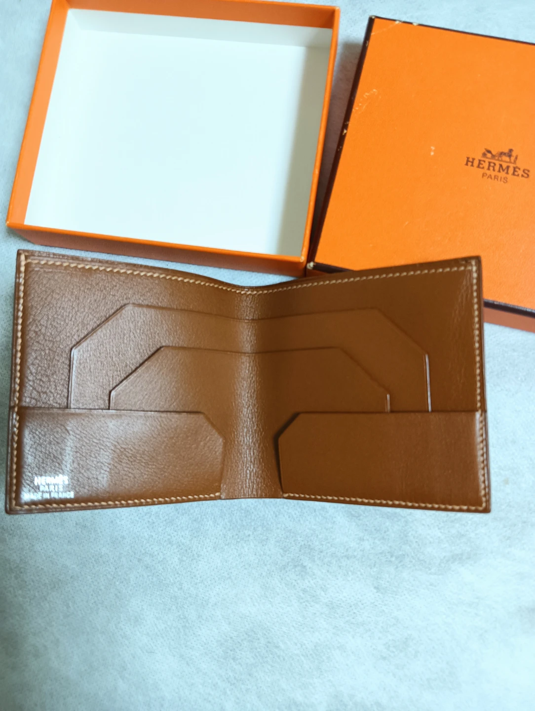 美品。HERMES エルメス 2つ折り財布 札入れの写真3枚目
