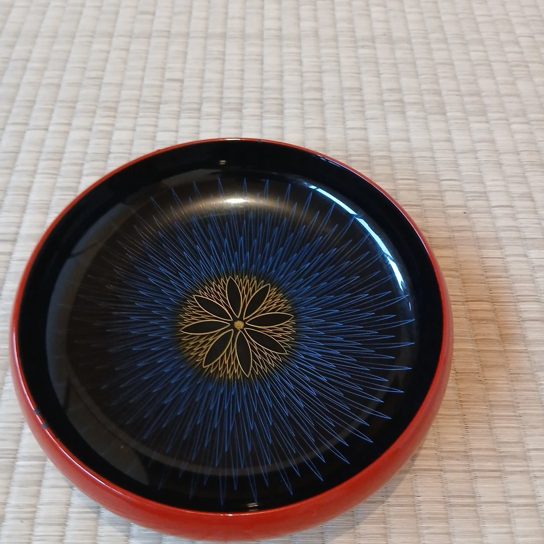 漆器 菓子鉢 朱色 黒 花柄の写真3枚目