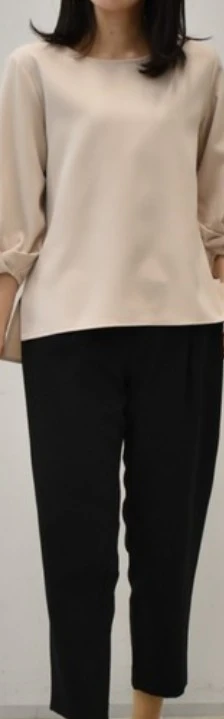 ベージュ ブラウス＆ブラック パンツ セットアップの写真3枚目