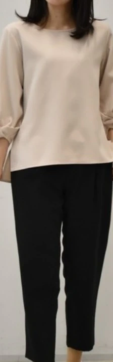ベージュ ブラウス&ブラック パンツ セットアップの写真3枚目