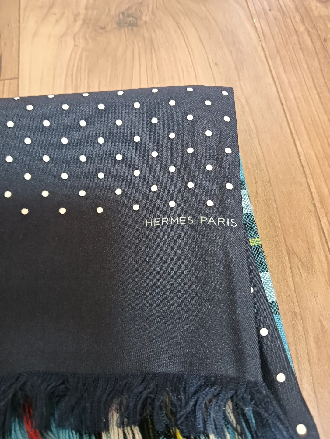 未使用品。HERMES エルメス リバーシブル ストール マフラー ドット柄&タータンチェックの写真8枚目