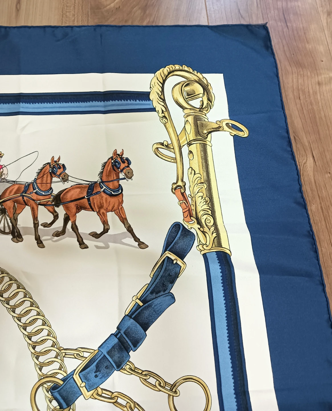 美品。HERMES エルメス カレ90 EQUIPAGES 大判スカーフの写真6枚目