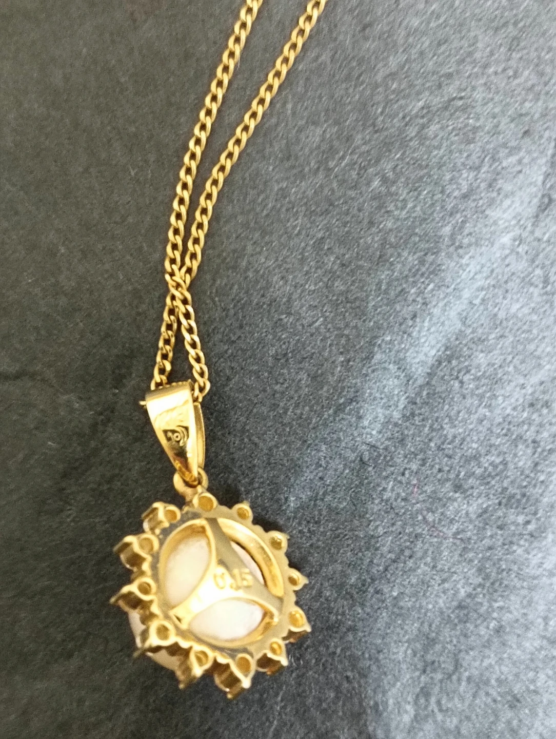 美品。TASAKI 大粒約8mm アコヤ真珠&ダイヤ K18金YGペンダントトップ&チェーン ネックレスの写真5枚目