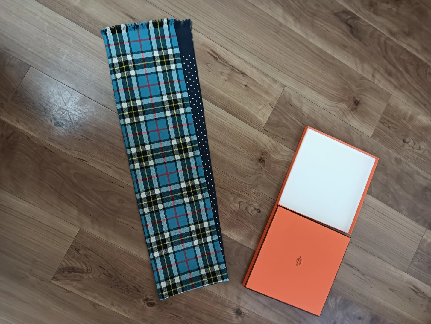 未使用品。HERMES エルメス リバーシブル ストール マフラー ドット柄&タータンチェックの写真3枚目