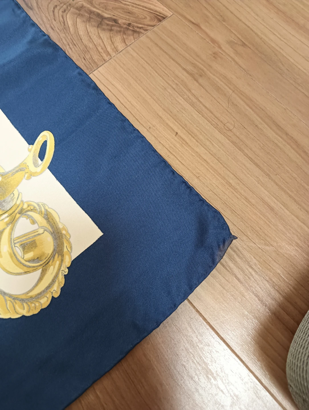 美品。HERMES エルメス カレ90 EQUIPAGES 大判スカーフの写真9枚目