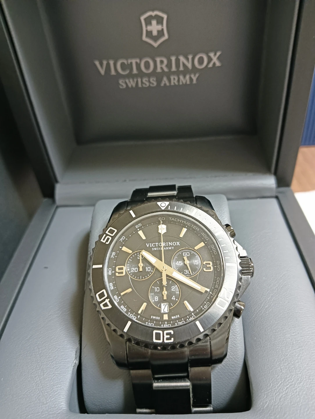 未使用近い美品。VICTORINOX マーベリック ブラックエディション クロノグラフ 腕時計の写真4枚目