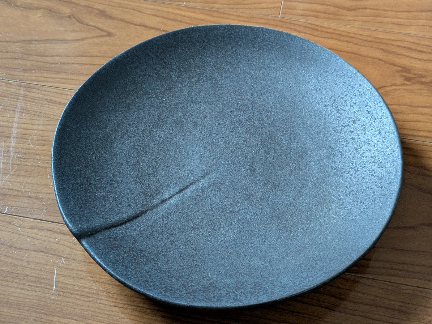 黒釉薬 丸皿 陶器 中皿