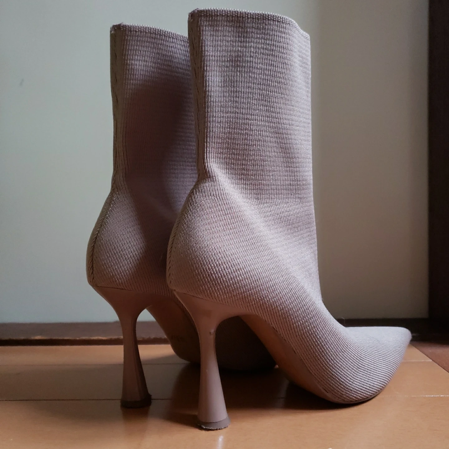 ZARA ニットショートブーツ ベージュの写真2枚目