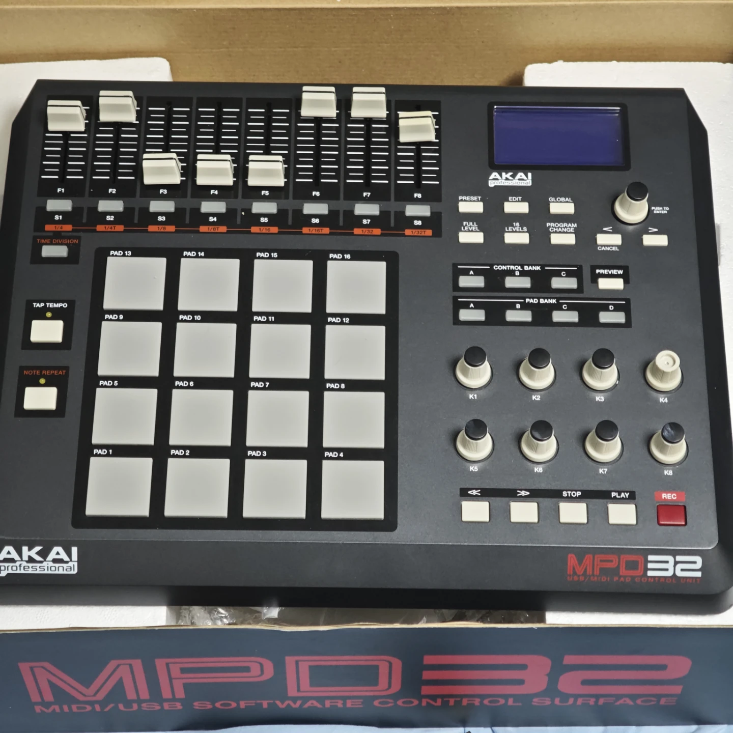 AKAI MPD32