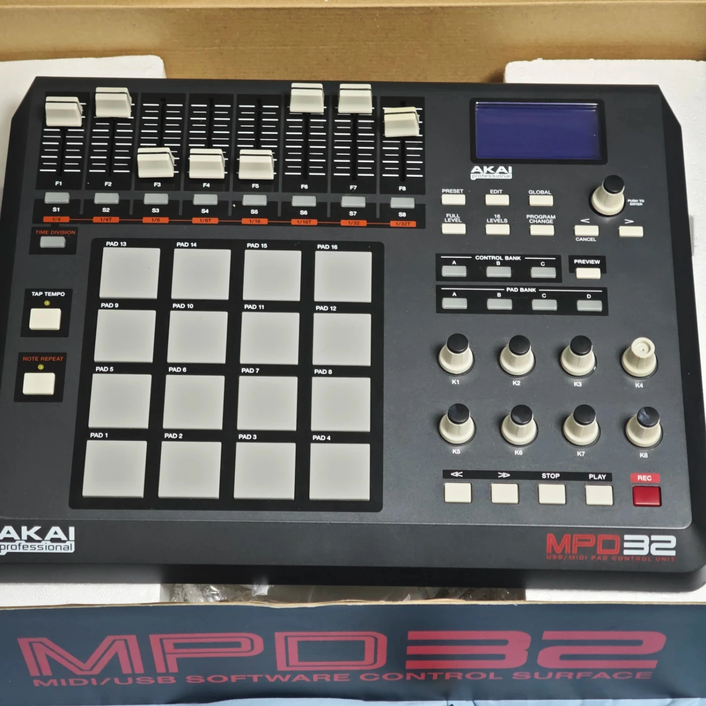 AKAI MPD32