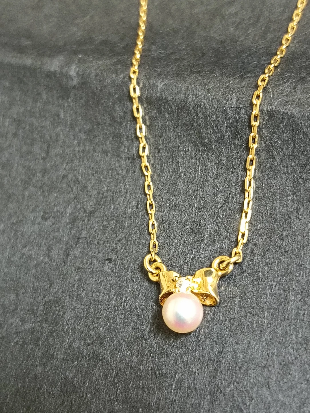 美品。TASAKI 4mm アコヤベビー真珠&ダイヤ K18金YGペンダント&チェーン ネックレスの写真4枚目