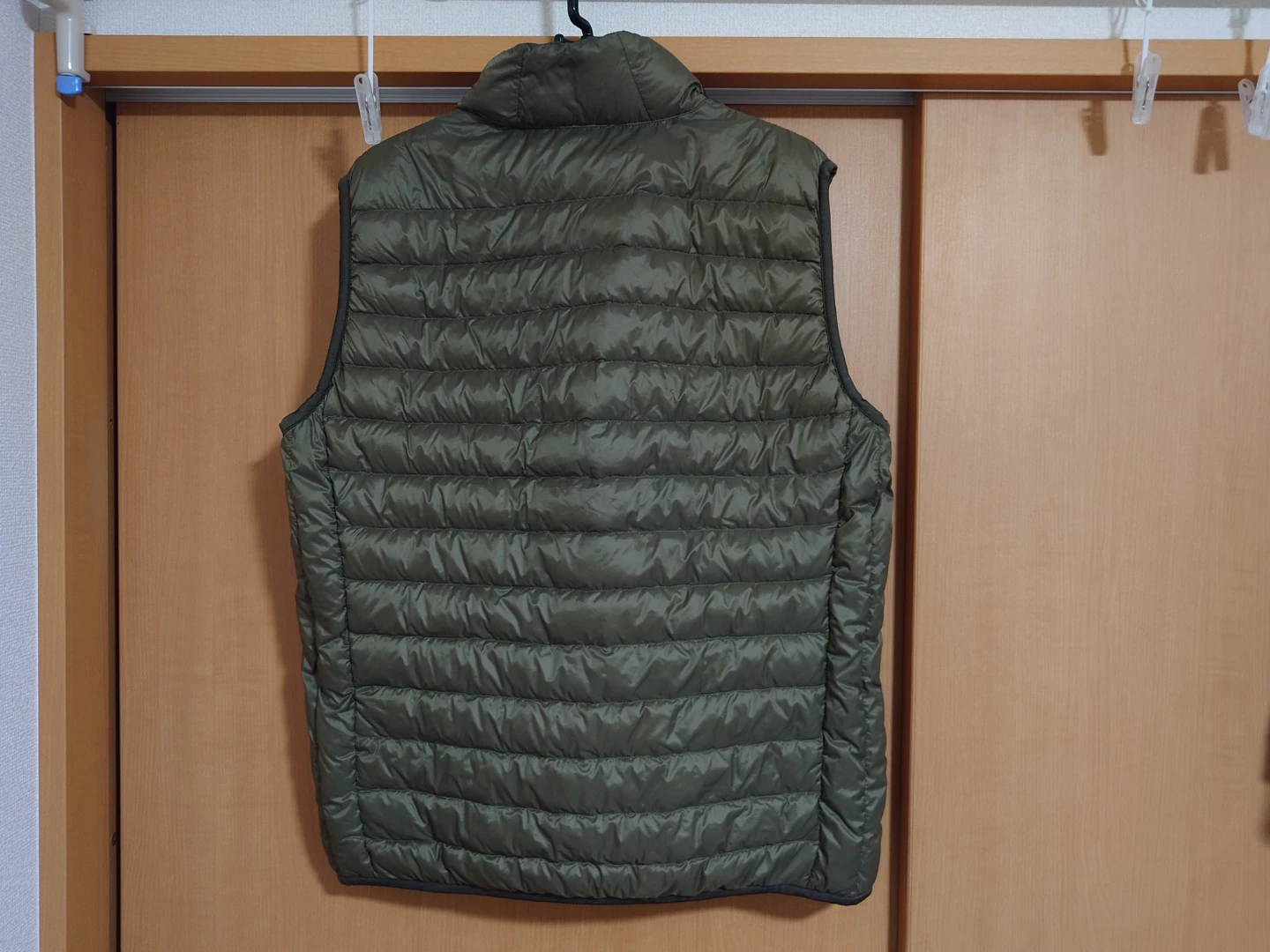 UNIQLO ユニクロ ウルトラライトダウンベスト カーキ XLの写真2枚目