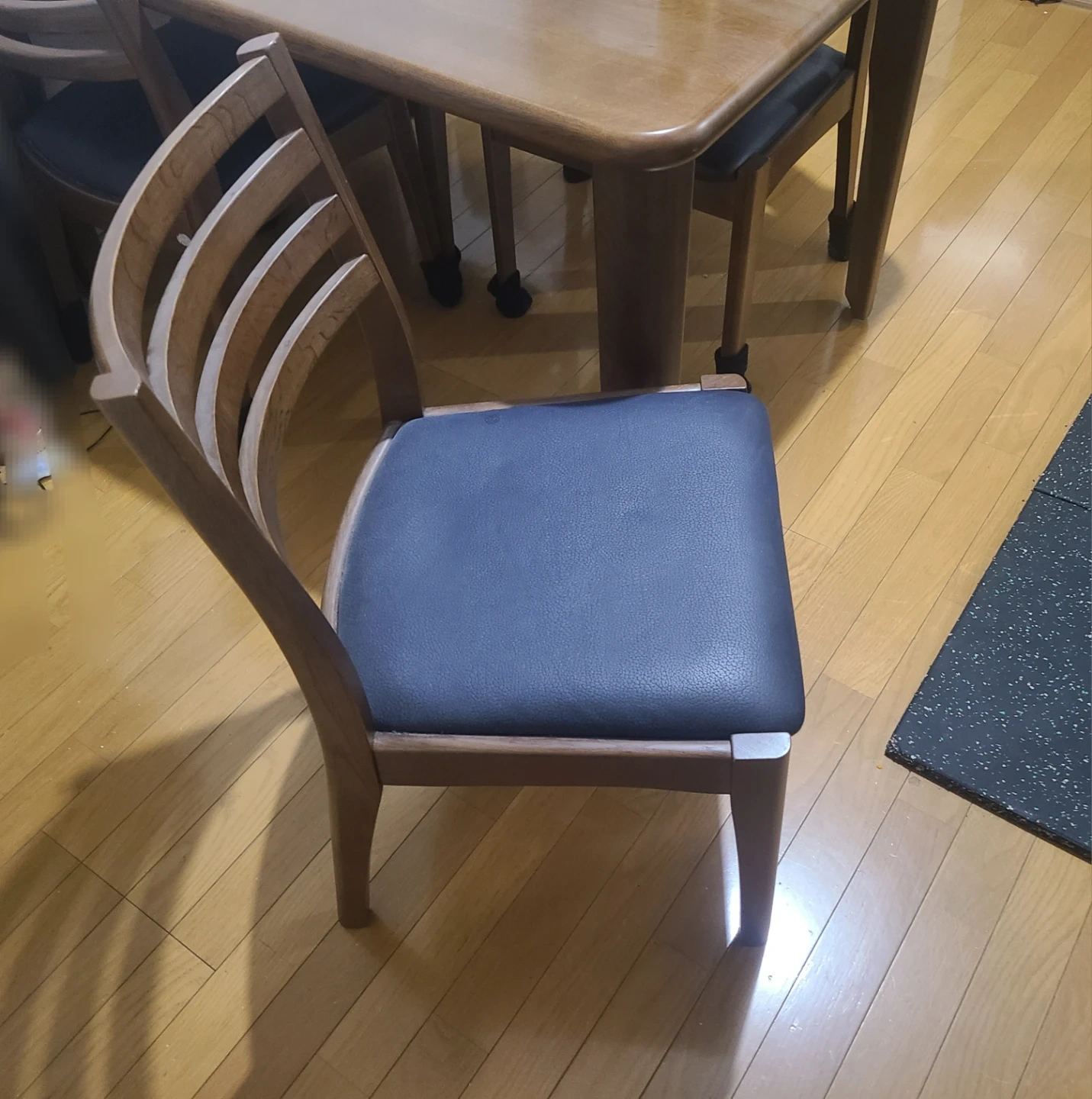 ダイニングテーブル チェア4脚セット 木目の写真2枚目