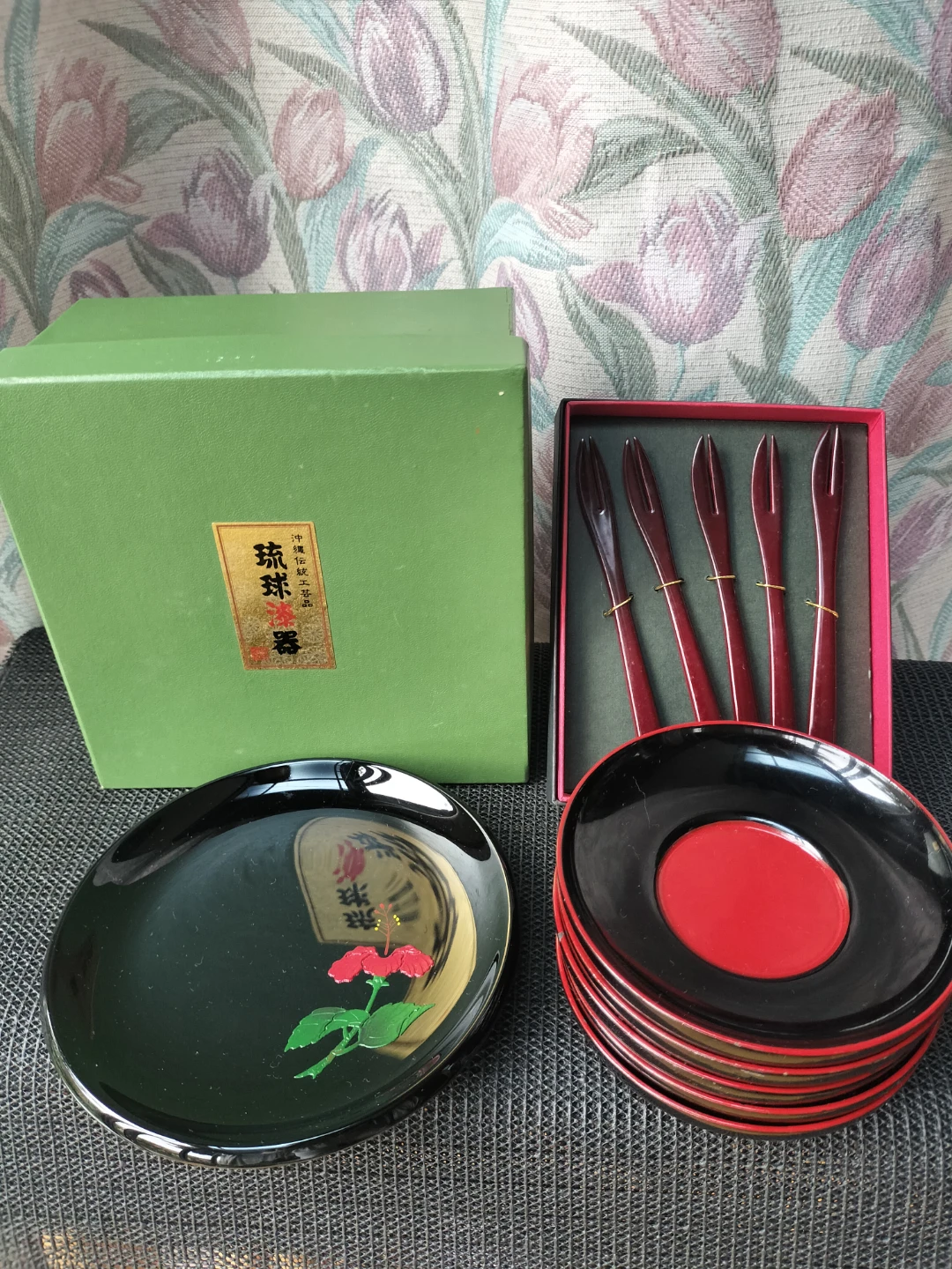 沖縄伝統工芸品琉球漆器 小皿５枚＆フォーク5本セット ハイビスカス柄オマケ付き❢
