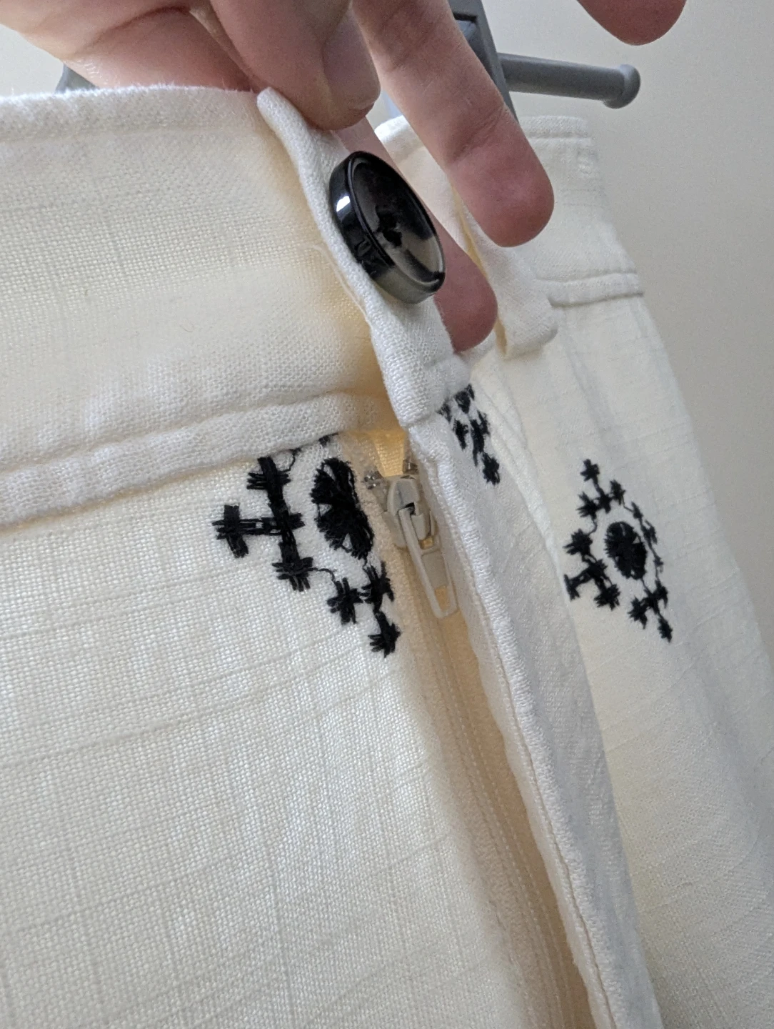 ザラ 刺繍入り ワイドパンツ 白×黒 Mサイズの写真2枚目