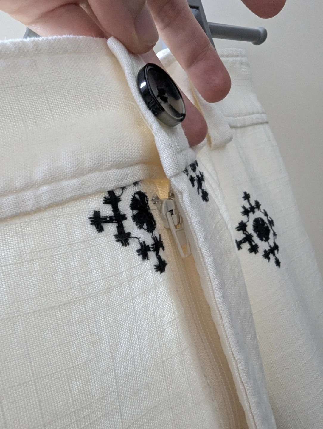 ザラ 刺繍入り ワイドパンツ 白×黒 Mサイズの写真2枚目