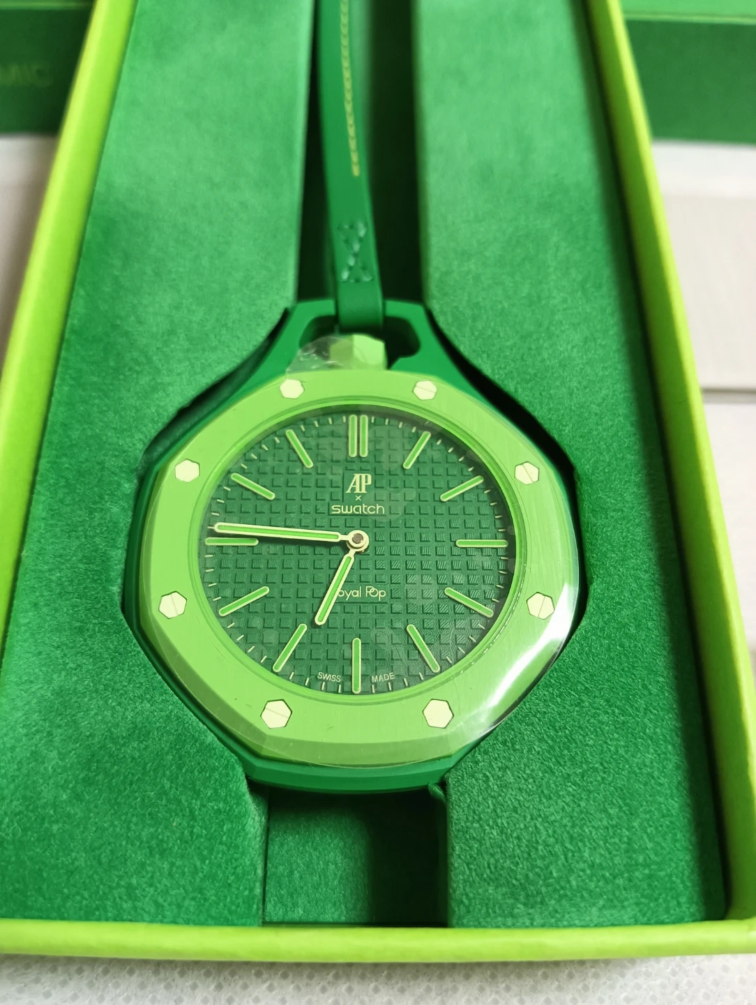 新品 未使用。オーデマピゲ × Swatch ロイヤルポップ 手巻き式 時計の写真3枚目