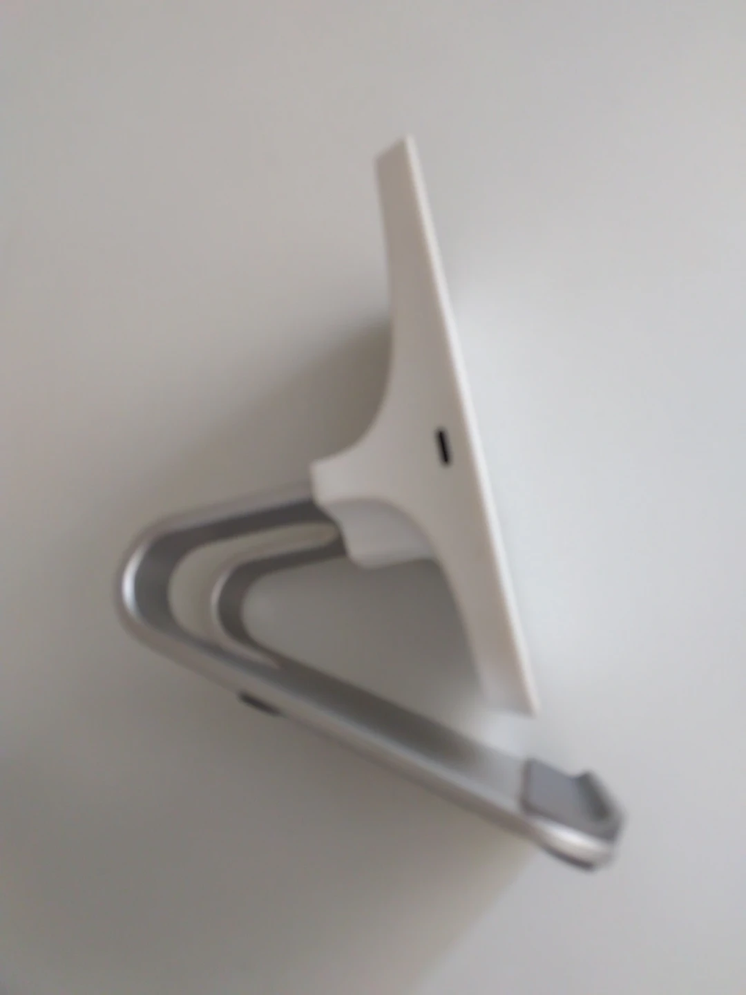 卓上スマホスタンド充電器 ホワイト/シルバーの写真3枚目