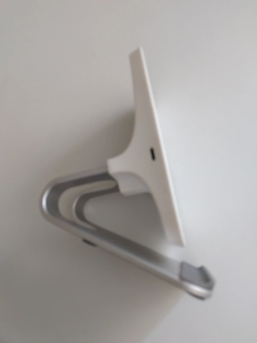 卓上スマホスタンド充電器 ホワイト/シルバーの写真3枚目
