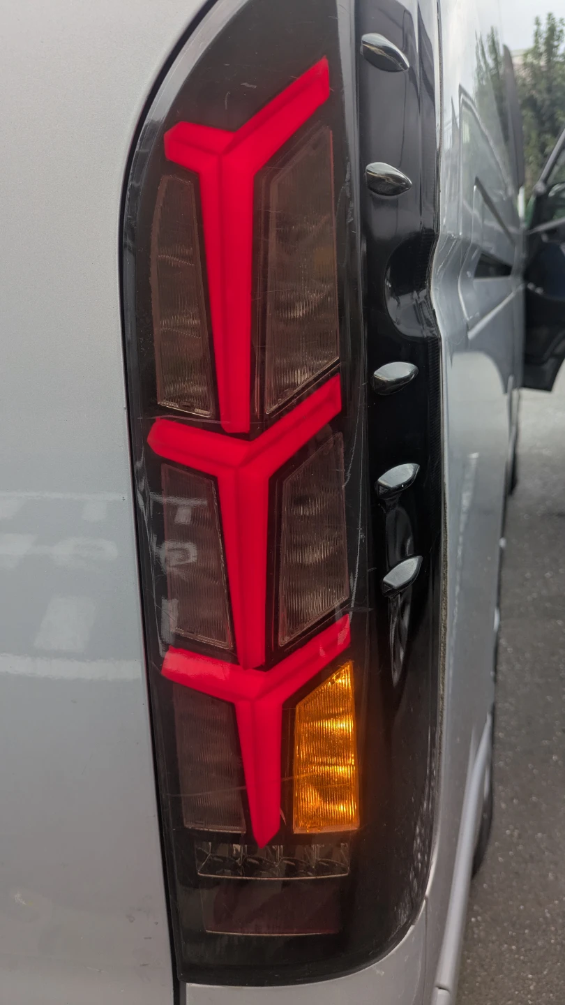 ハイエース LEDテールランプ 左右セットジャンクの写真9枚目