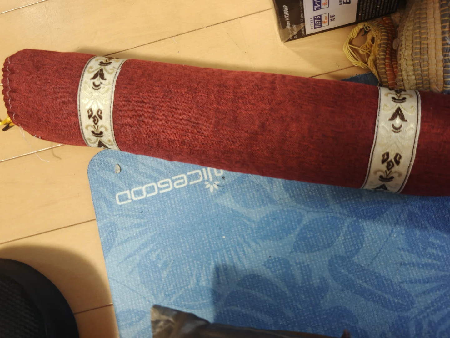 中身ハーブで円筒形 クッション 赤