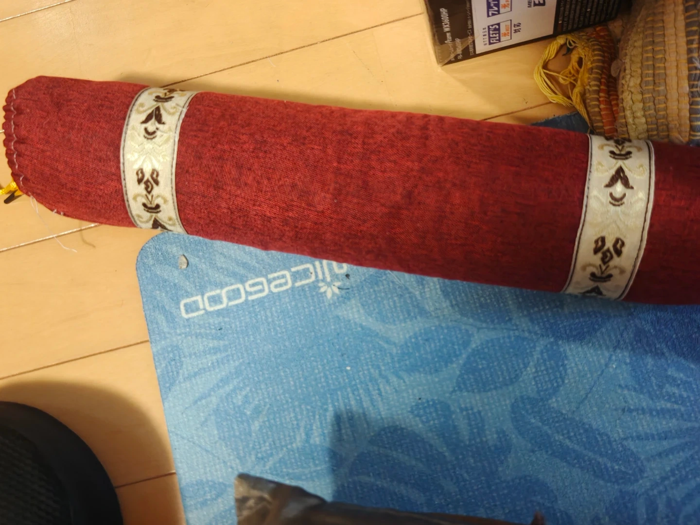 中身ハーブで円筒形 クッション 赤