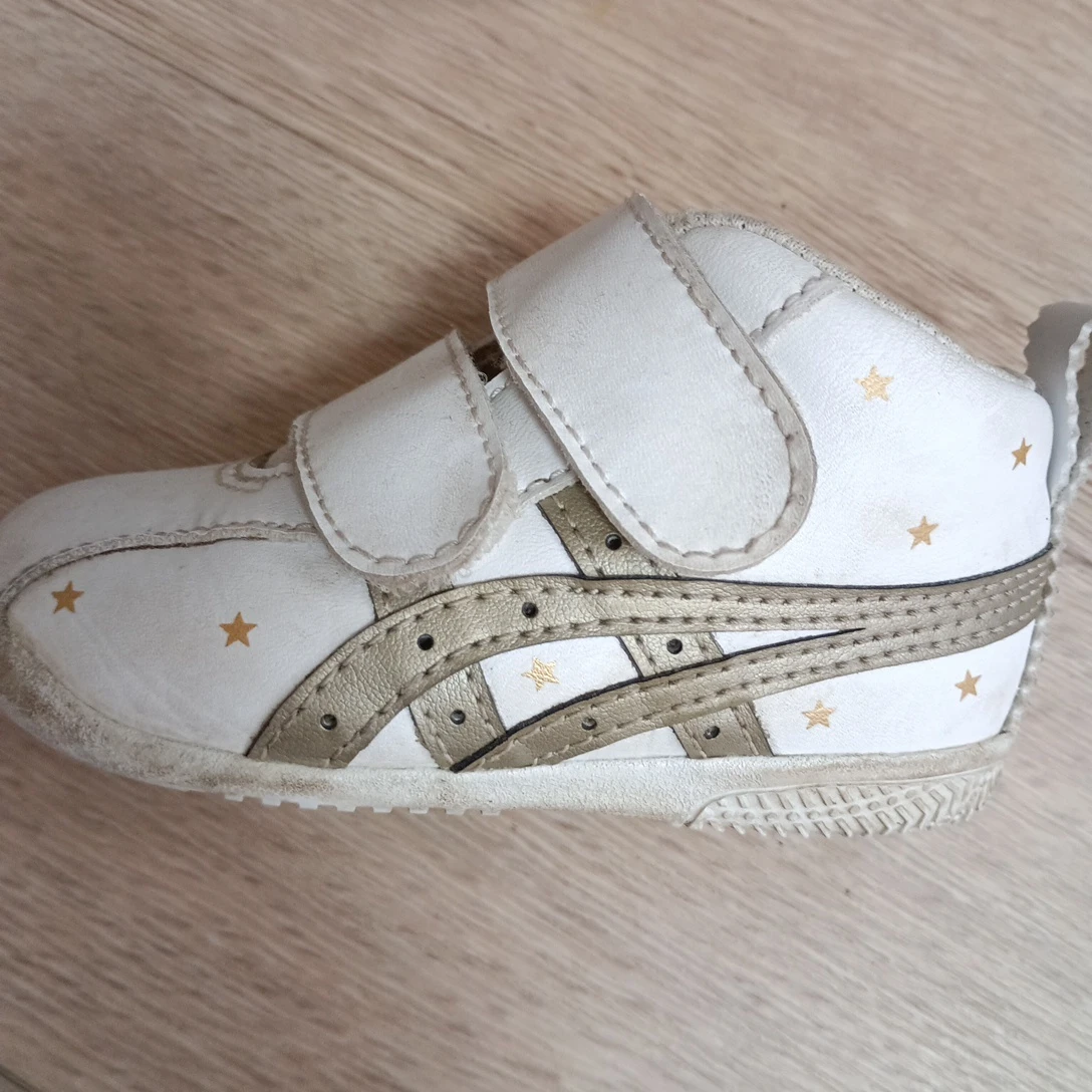 アシックス ベビーシューズ 12.5cm ホワイト ゴールドの写真2枚目