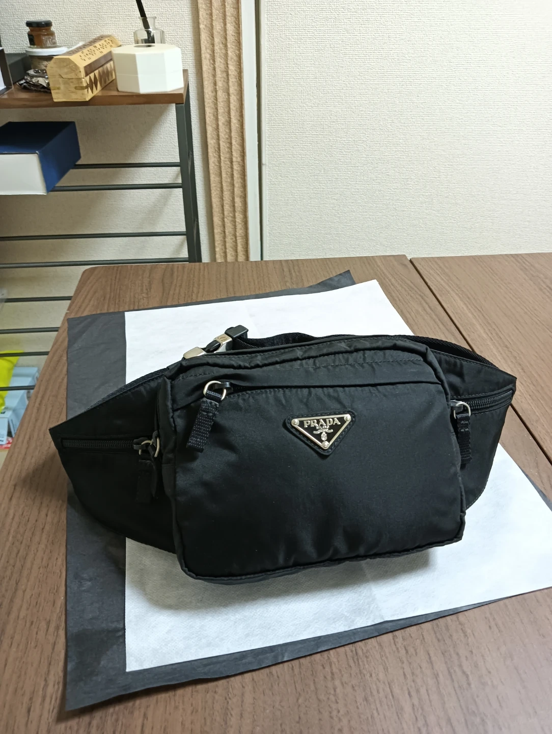 美品。PRADA プラダ ボディバッグ ウエストバッグ 三角ロゴの写真2枚目
