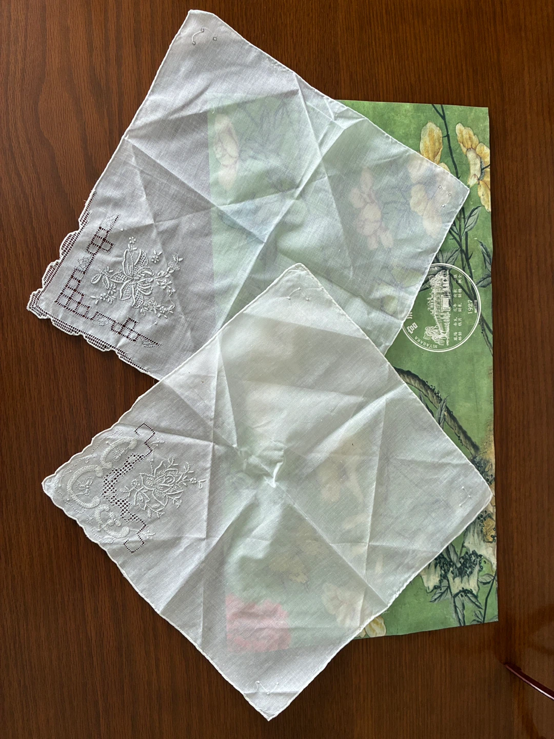 スワトウ　刺繍入りハンカチ 2枚セット
