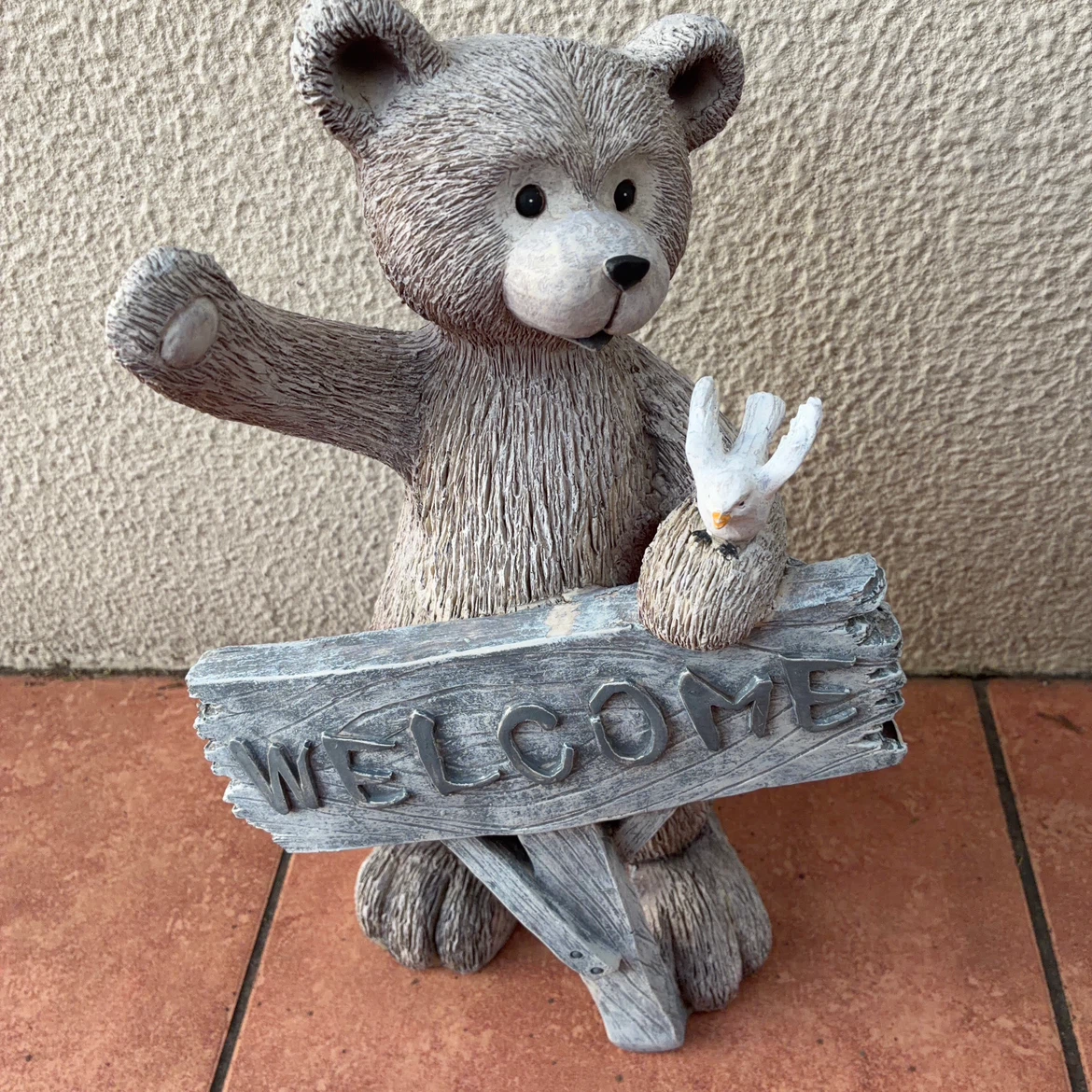 ウェルカムボードを持つクマのオブジェ
