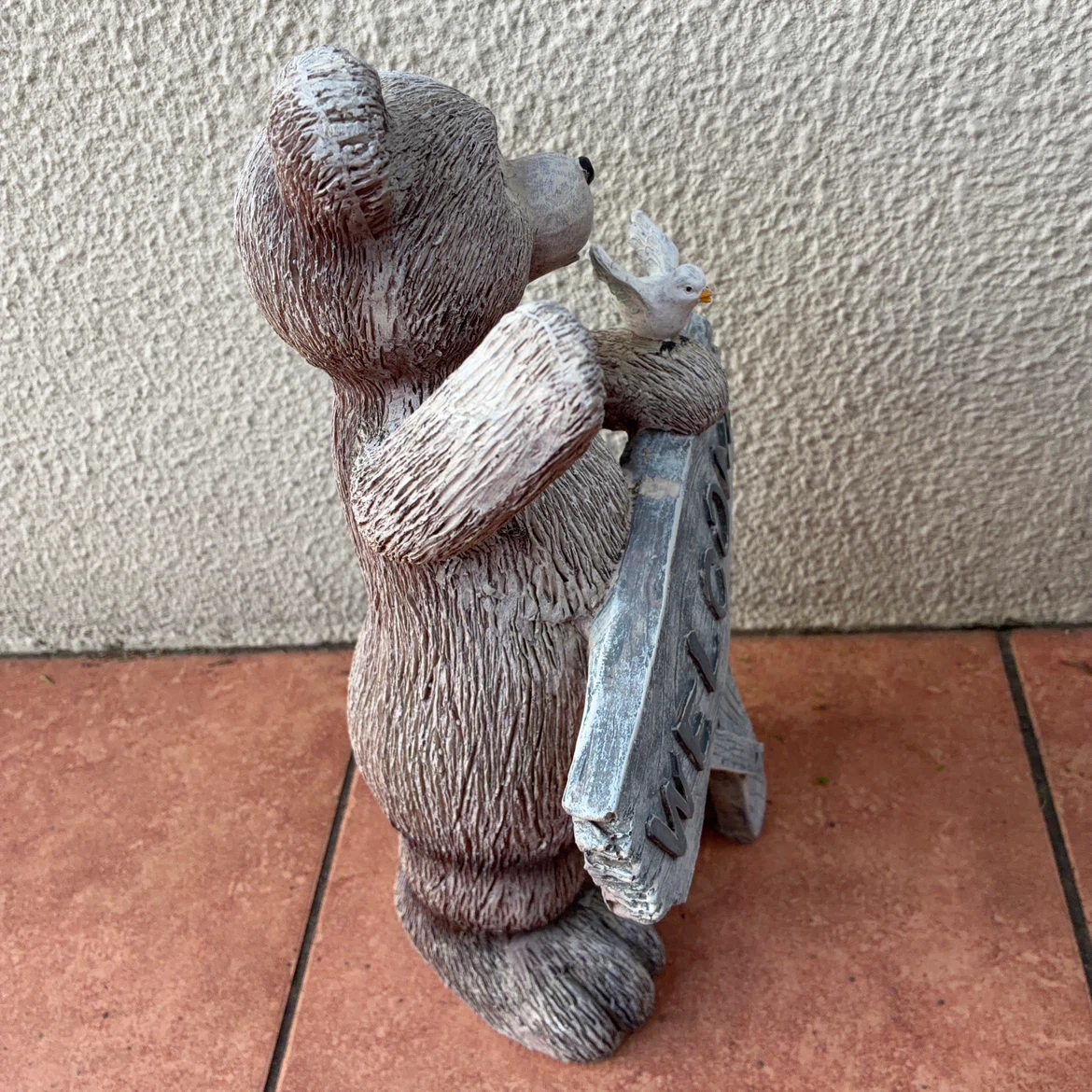 ウェルカムボードを持つクマのオブジェの写真4枚目