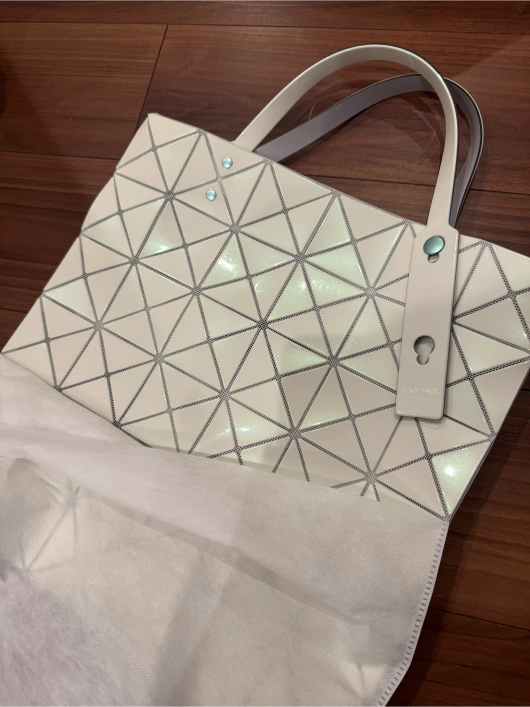 【新品未使用】BAO BAO ISSEY MIYAKE LUCENT ONE-TONE グリーンホワイトの写真2枚目