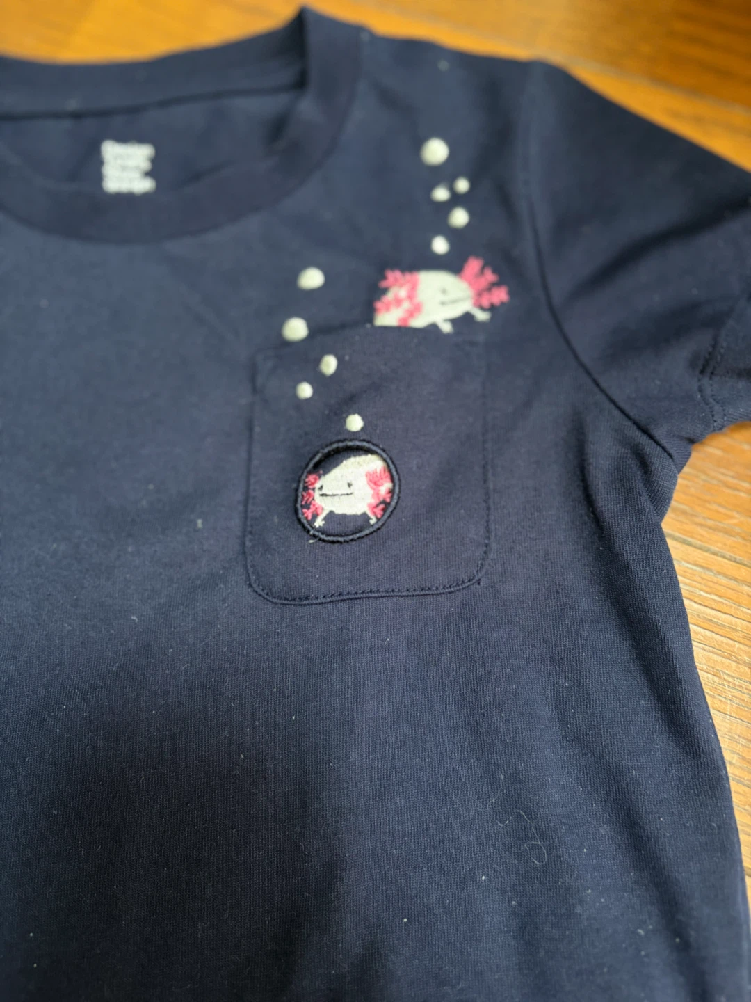 グラニフ　ウーパールーパー柄 半袖Tシャツ 紺色の写真2枚目